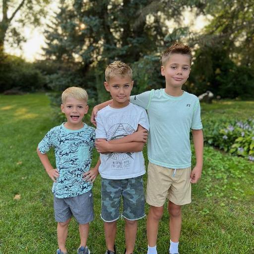 user profile icon inside a circle