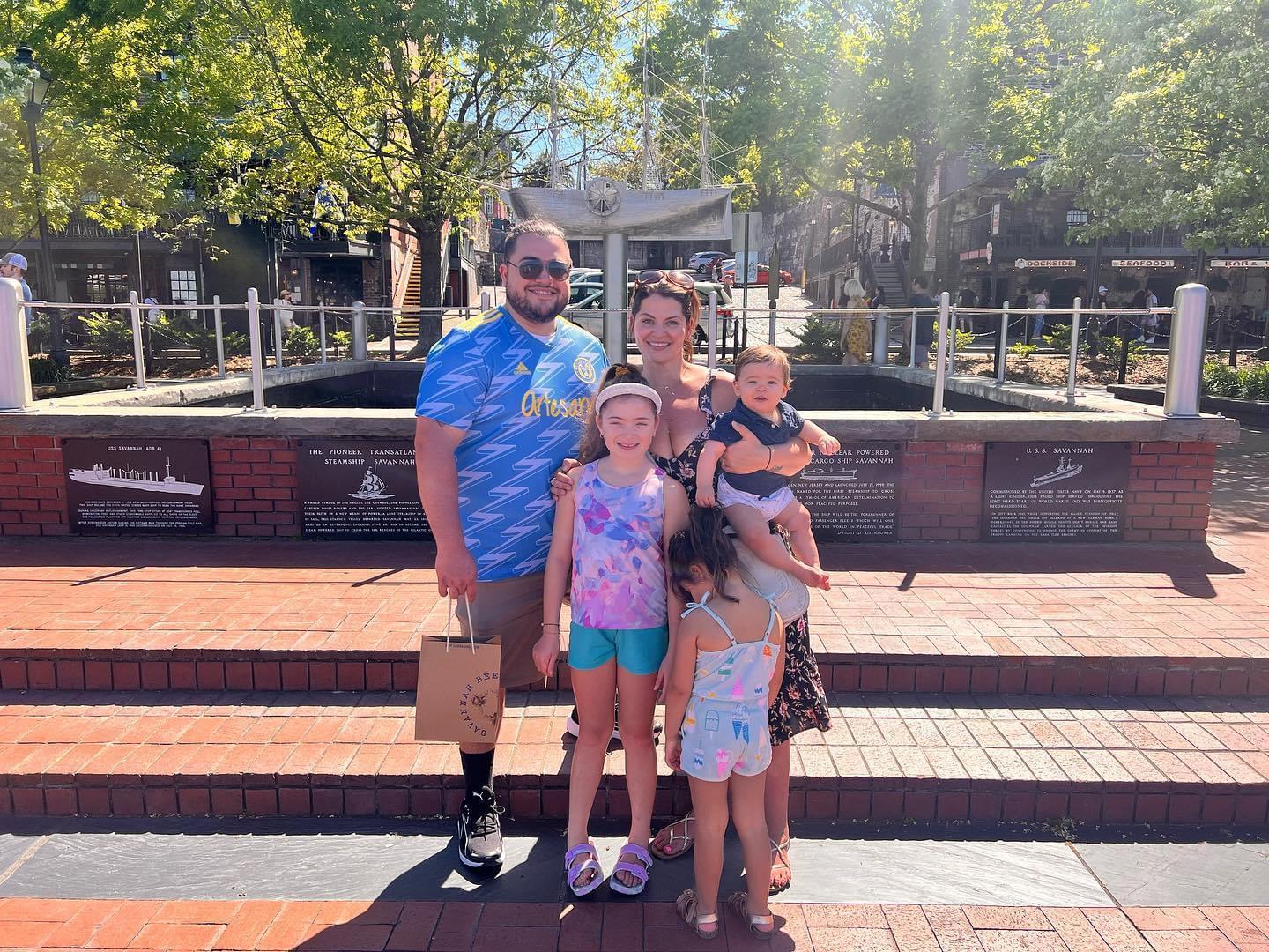 closing pic😆 of our family ro…