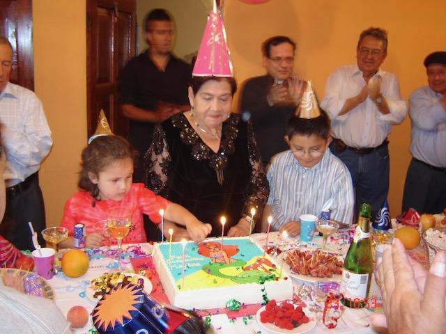 Celebrando con familia y amig…