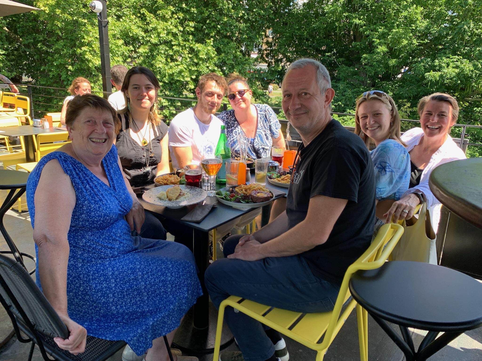 Déjeuner en famille sous le s…