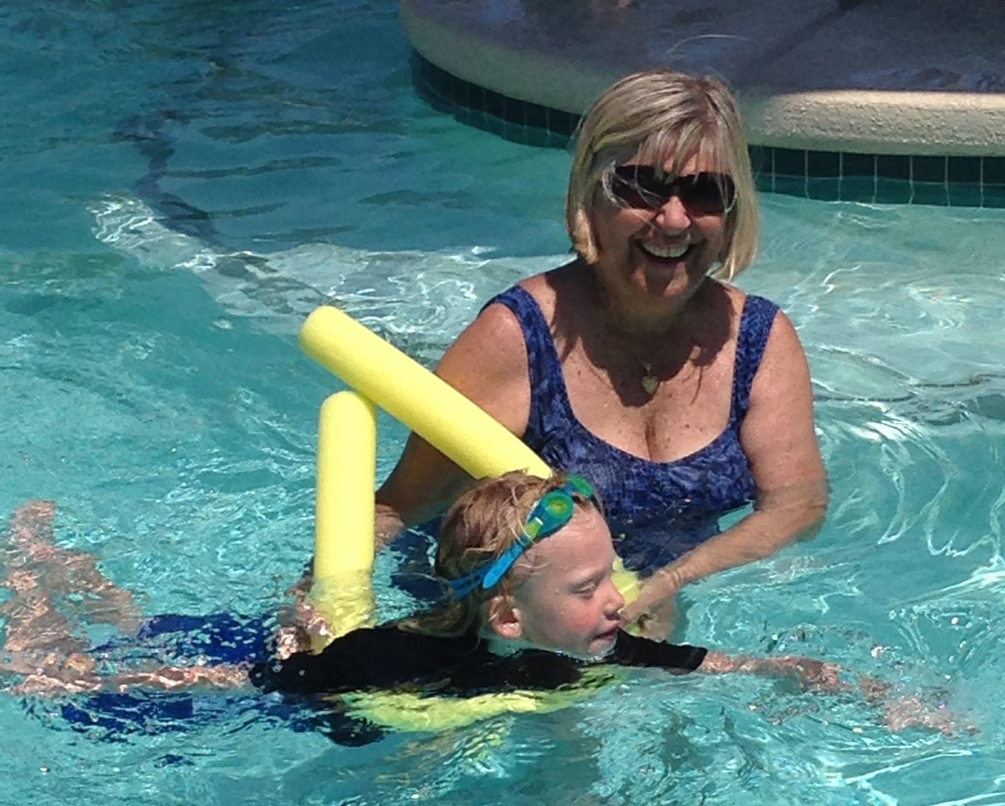 Maureen & Hart swimming i…