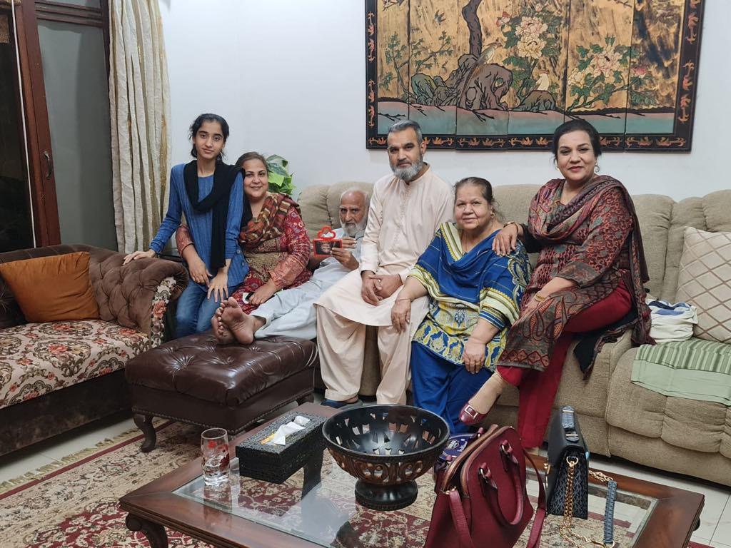 Daddy with Nawal, Attiya, bha…