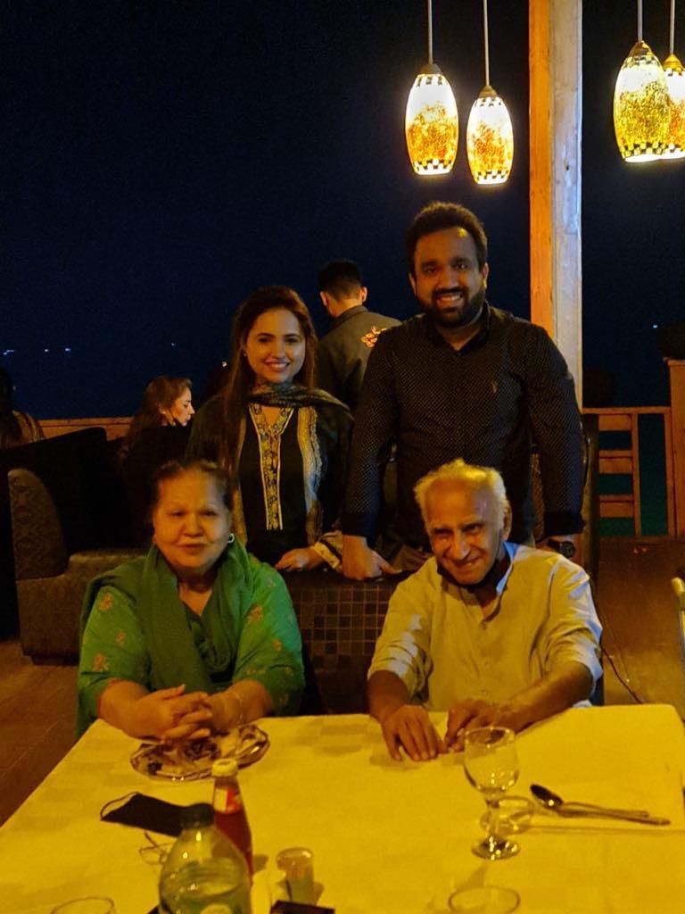 Daddy, mummy, Shaji, Unsa.